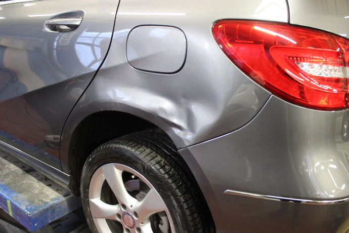 Die Verformung des Blechs ist deutlich zu erkennen. Auch die Felge sowie die hintere Stoßstange trugen Kratzer davon.