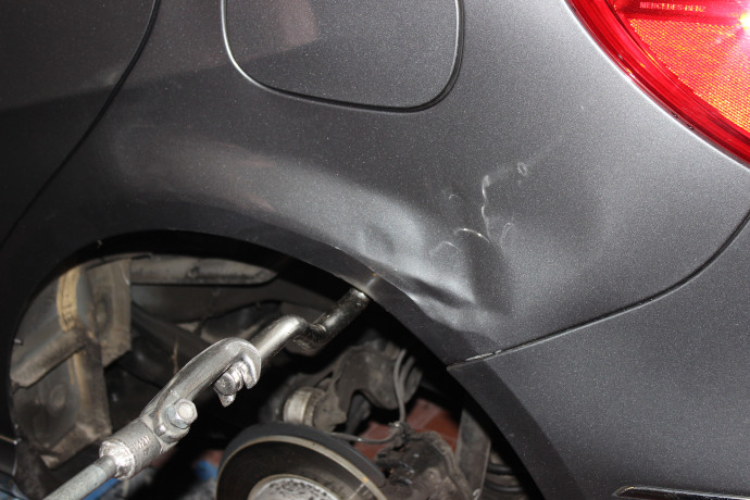 Anfangs wird das Blech mit groben Werkzeug in die ungefähre Ursprungsposition gezogen.