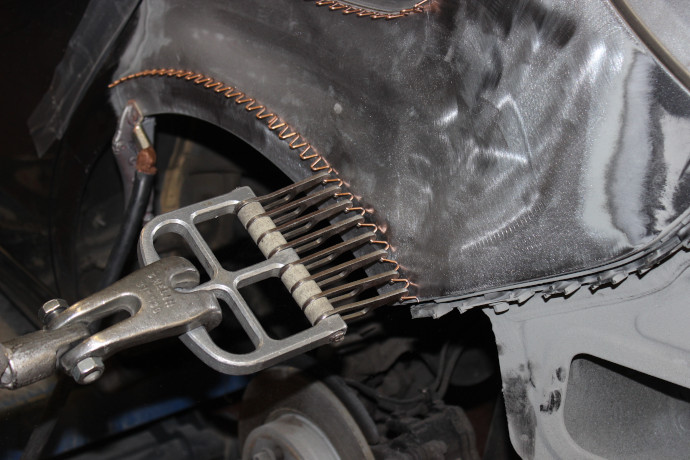 Anschließend wird der Kotflügel feiner gezogen.