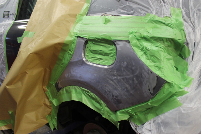 Die Formung des Bleches ist nun abgeschlossen. Die Umgebung ist abgeklebt, damit ein Füllmaterial aufgetragen werden kann.