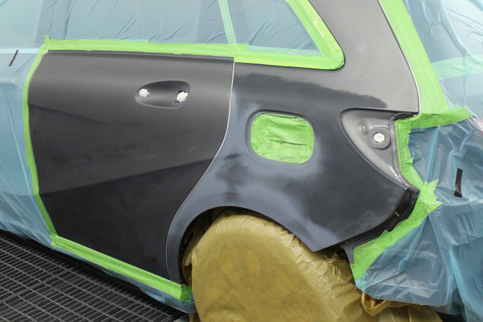 Nach Abschluss der Formung wird Füller und Grundierung aufgetragen. Der Füller dient zum Ausgleich von leichten Unebenheiten.