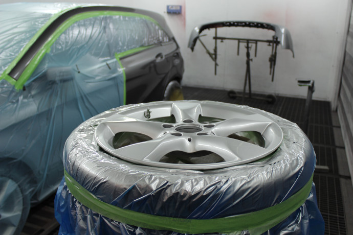 Im gleichen Zug setzten wir die Felge instand. Die Schrammen wurden gesäubert, gefüllt und die Felge neu lackiert. Auch die Lackierung der Stoßstange führten wir durch.